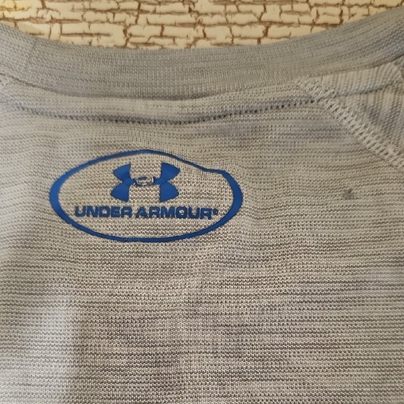 Under Armour Men's Heather Gray Tee with Blue Emblem. Heatgear. Loose Fit. Sz S. - Picture 3 of 4
